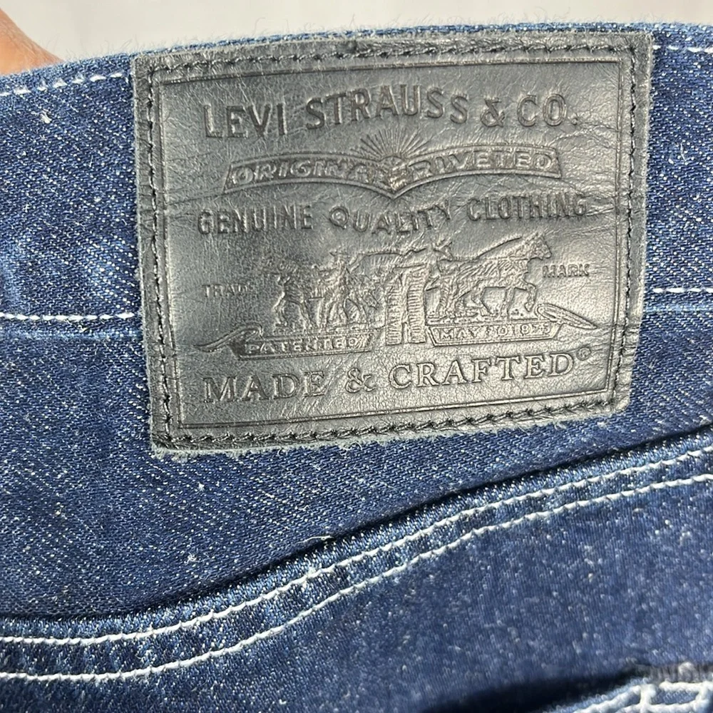 Levi’s Barrel Crop High Rise‎ Jeans with Embroidered Back Pockets.